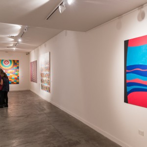Obra de Eduardo Serón y al fondo, Tulio de Sagastizábal