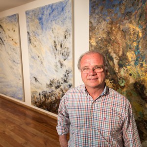 Carlos Gómez Centurión junto a sus obras