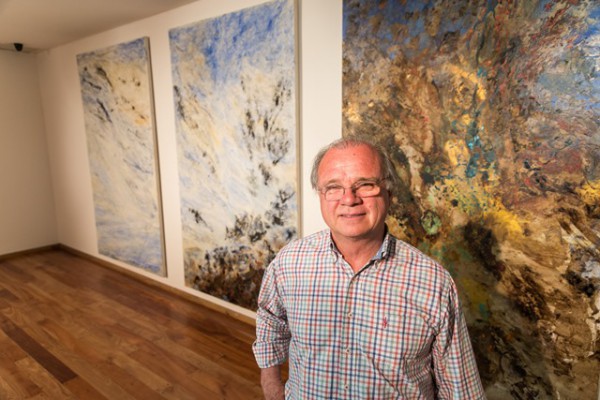 Carlos Gómez Centurión junto a sus obras