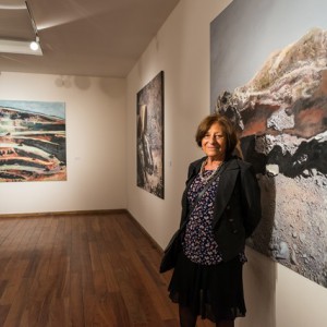 Diana Dowek junto a sus obras