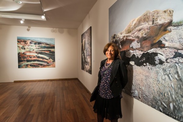 Diana Dowek junto a sus obras